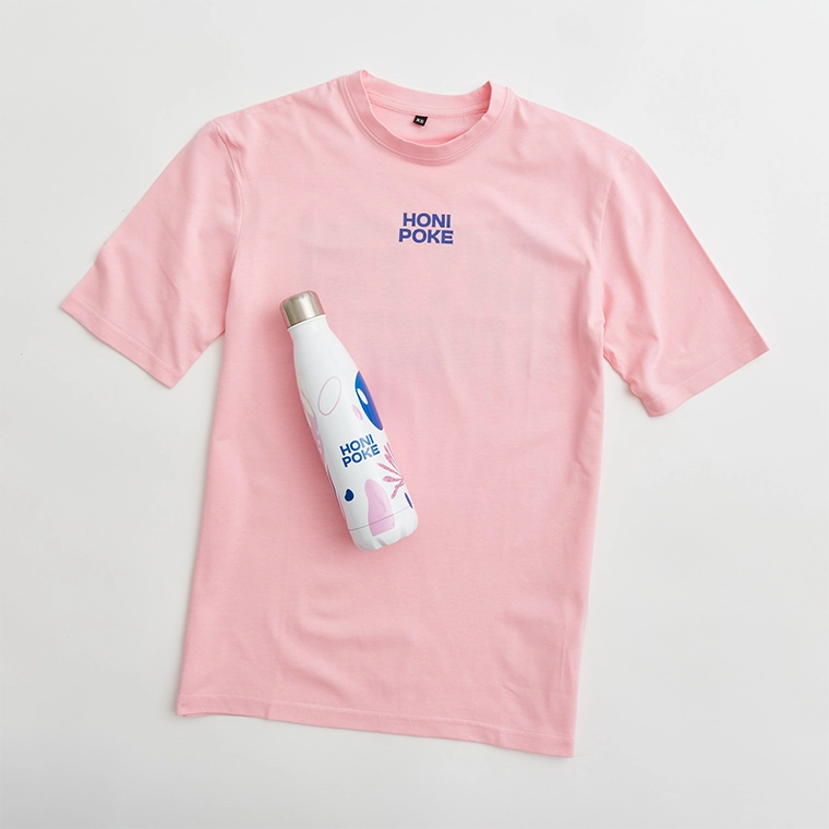 Honi-Poke-Pink-T-Shirts und weiße Flasche