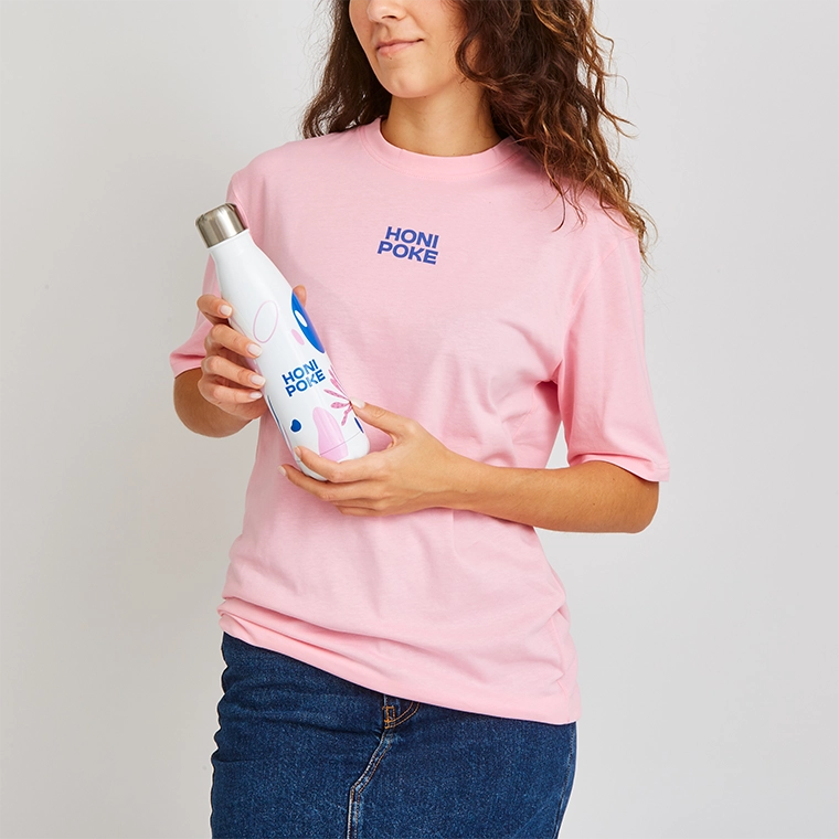 Honi-Poke-T-Shirts und weiße Flasche
